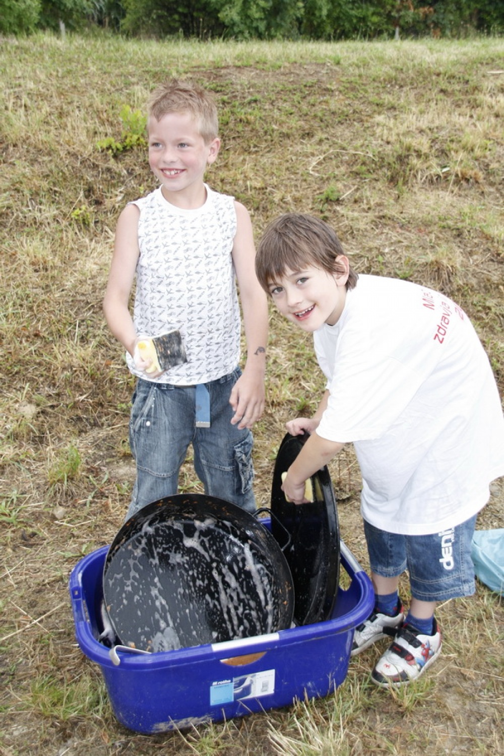 "Zdele bova pa midva tole pomila :-)!"