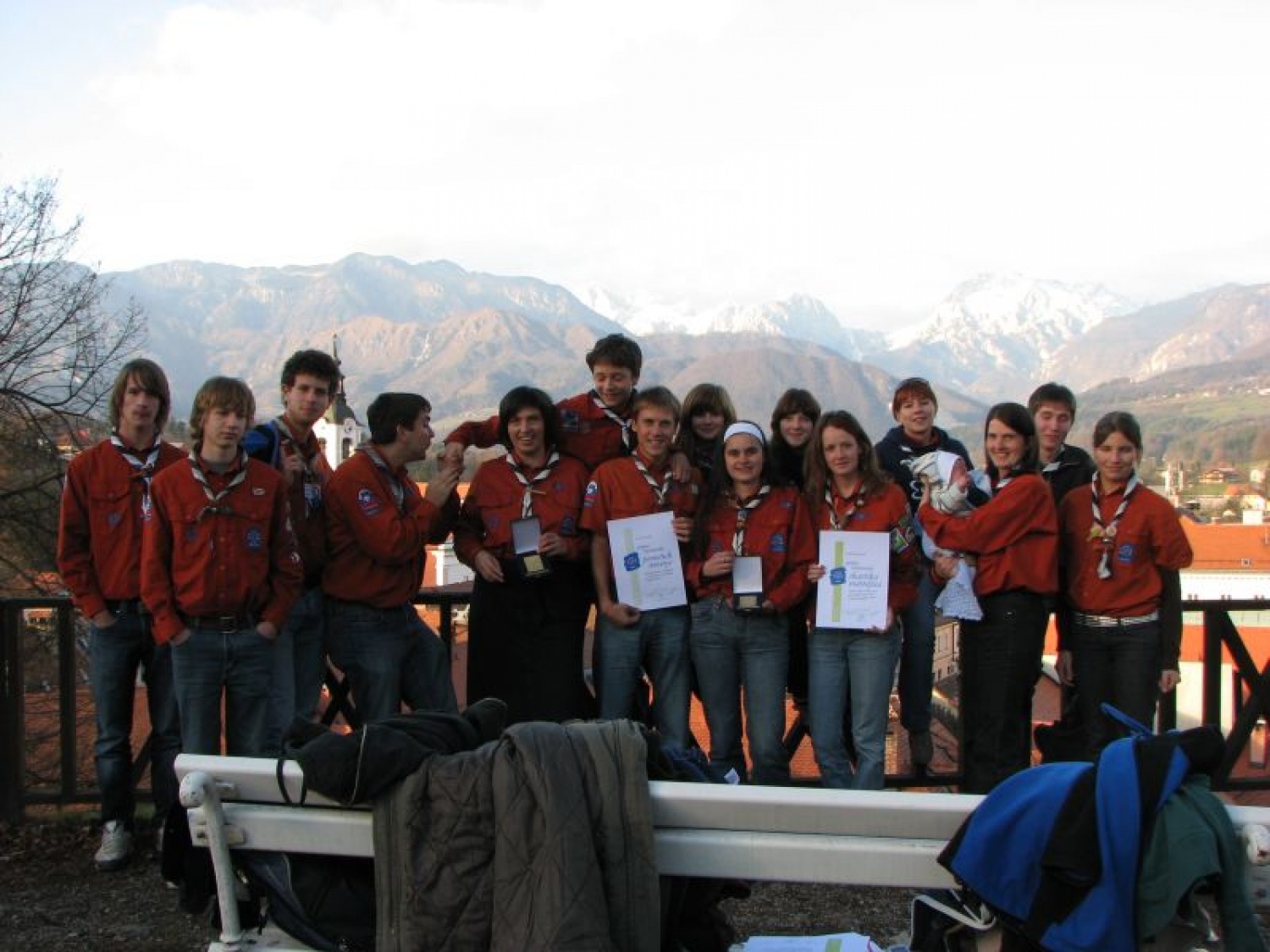 Celotna kamniška delegacija s slavljenci na Malem gradu