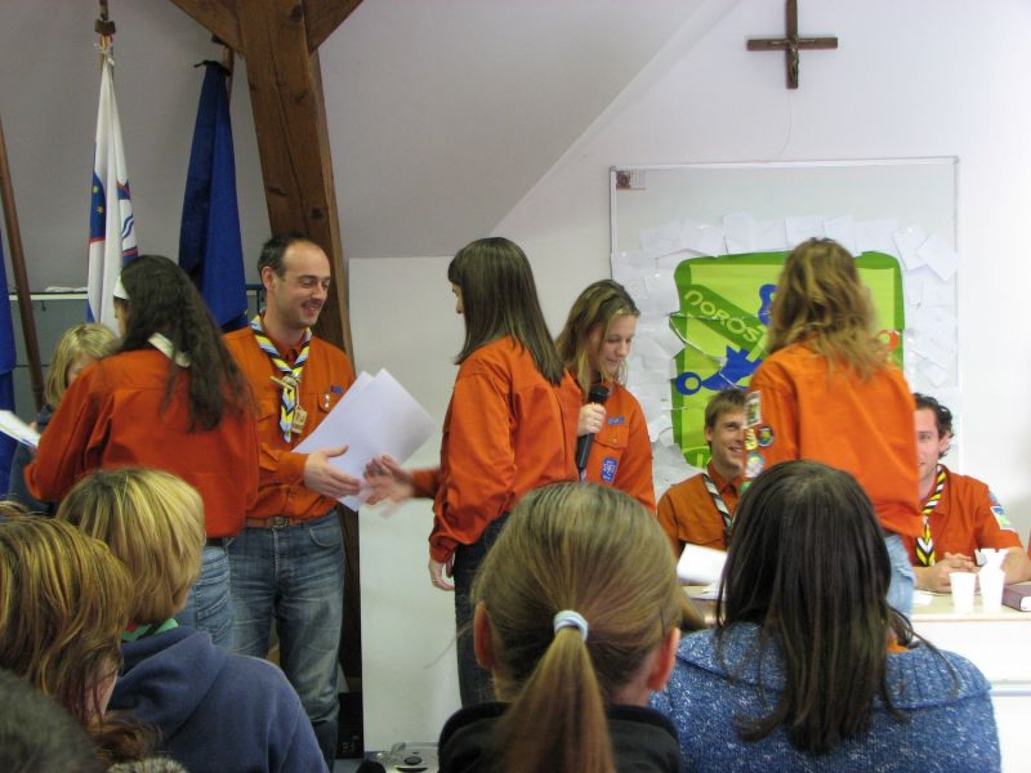 Erika, Špela in Katja prejemanjo imenovanje skavtska voditeljica