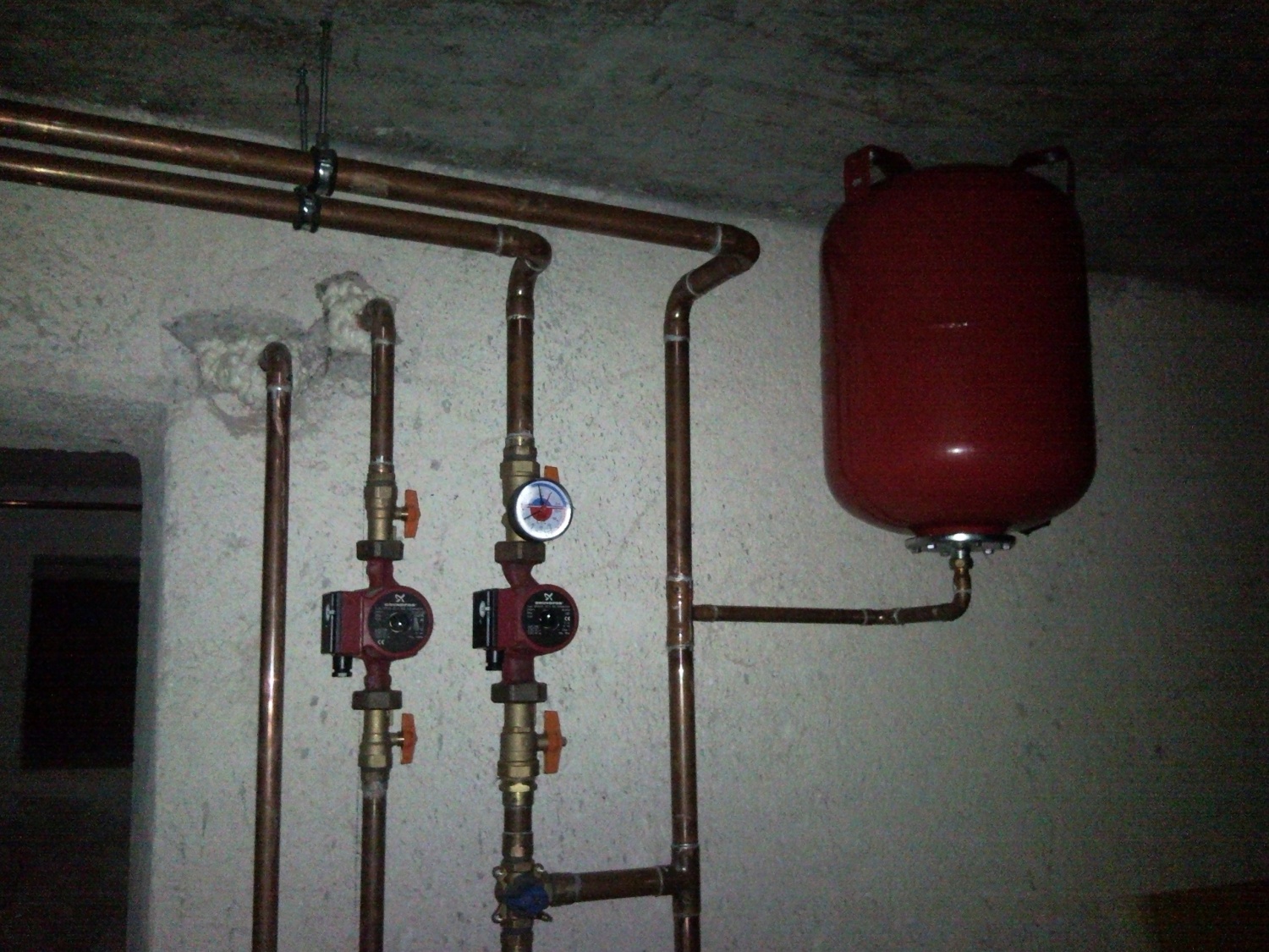 Prvič po 15-ih letih je v skavtskem domu ponovno pritekla voda iz pipe. Poglejte si slike nove vodovodne in centralne napeljave.