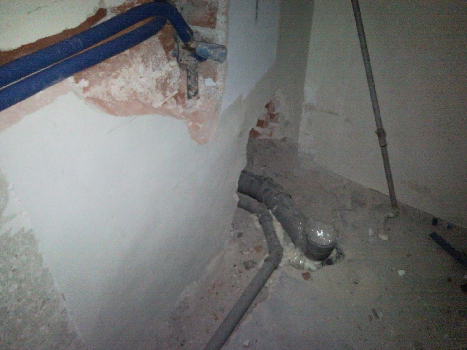 Prvič po 15-ih letih je v skavtskem domu ponovno pritekla voda iz pipe. Poglejte si slike nove vodovodne in centralne napeljave.