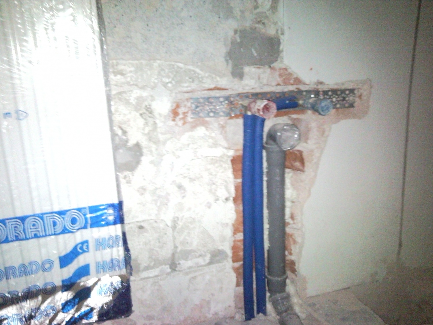 Prvič po 15-ih letih je v skavtskem domu ponovno pritekla voda iz pipe. Poglejte si slike nove vodovodne in centralne napeljave.