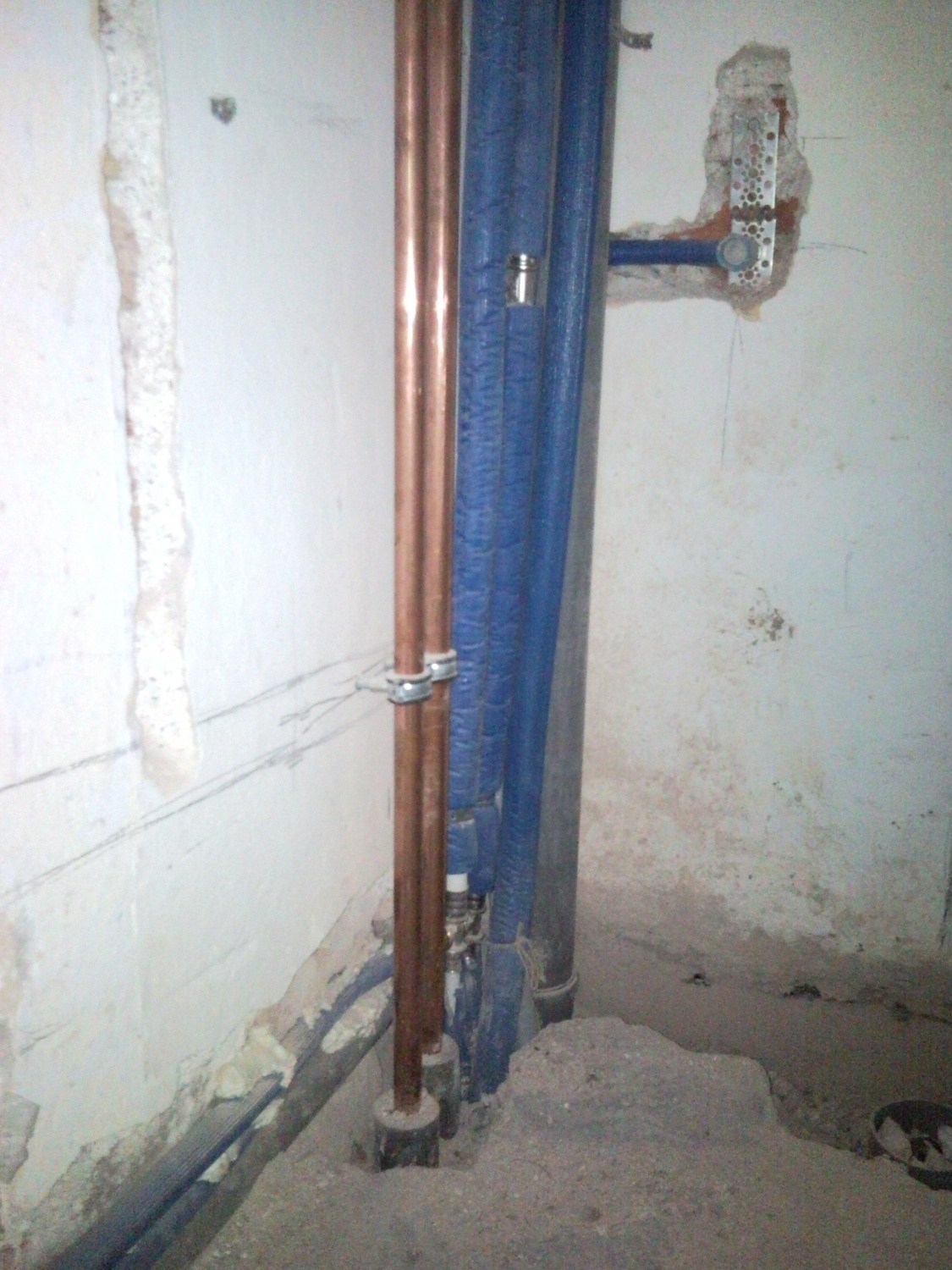 Prvič po 15-ih letih je v skavtskem domu ponovno pritekla voda iz pipe. Poglejte si slike nove vodovodne in centralne napeljave.