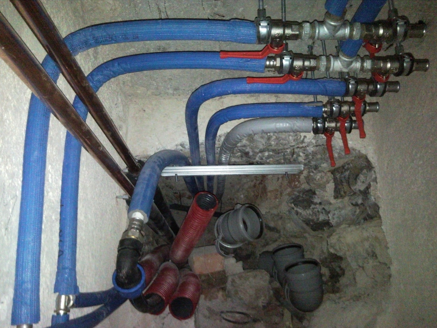 Prvič po 15-ih letih je v skavtskem domu ponovno pritekla voda iz pipe. Poglejte si slike nove vodovodne in centralne napeljave.