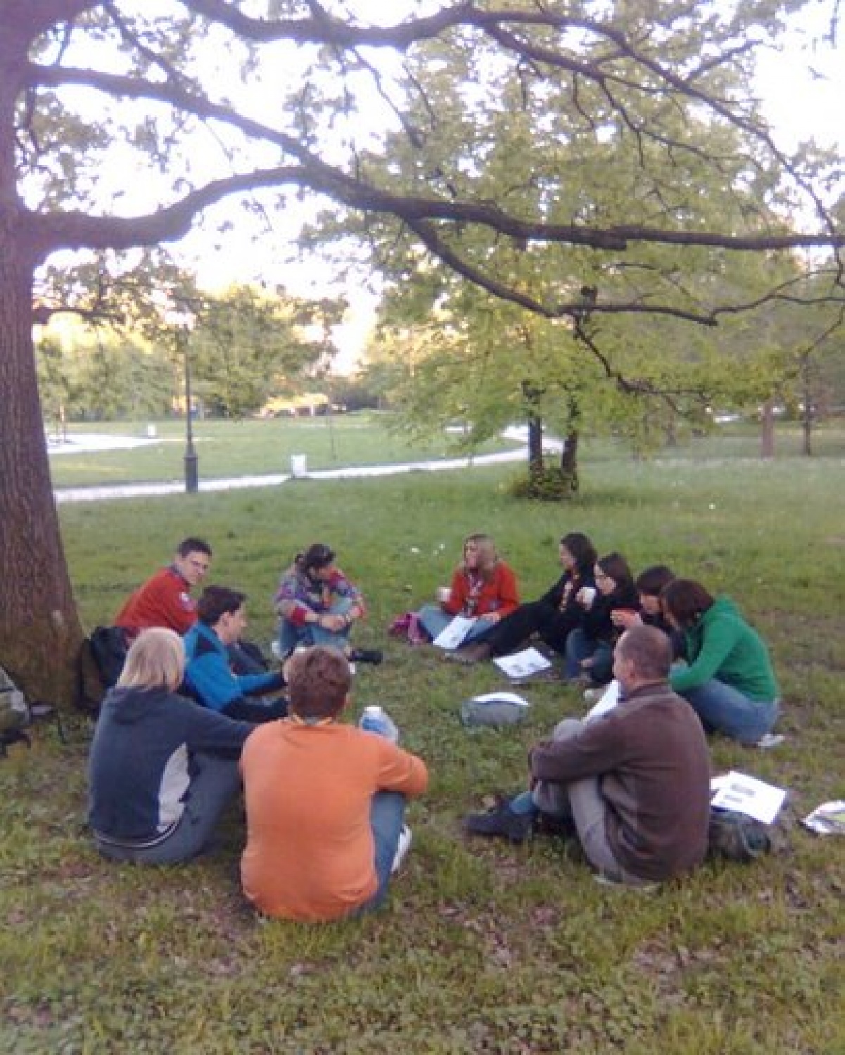 Letošnji drugi volčji večer se je za spremembo odvijal zunaj. Proč od štirih sten. Zbrali smo se namreč v Tivoliju, na začetku Jakopičevega sprehajališča.