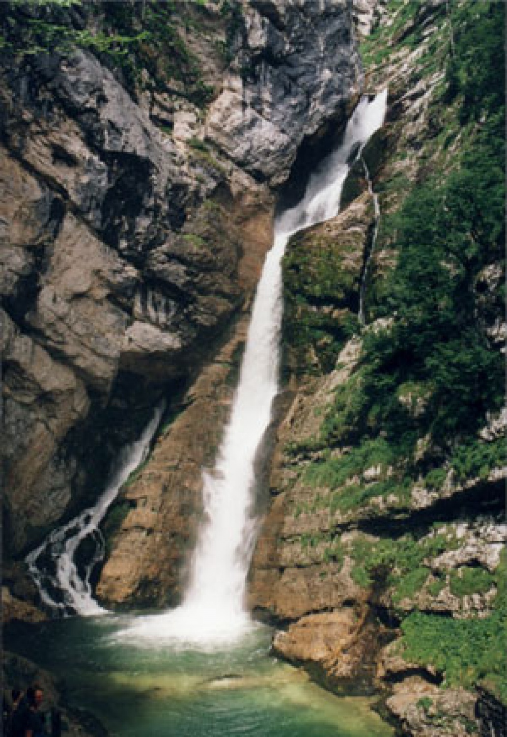 Skupina ljudi se je odločila, da gre v samoto. To so še ljudje starega kova, ljudje, ki imajo še staro znanje in staro modrost naših prednikov. Vajeni narave, gozda in lepot narave so se odločili, da gredo na pot. Na pot po Gorenjski, na pot v naravo in na pot, poiskat učence, ki so jim pripravljeni prisluhnit.