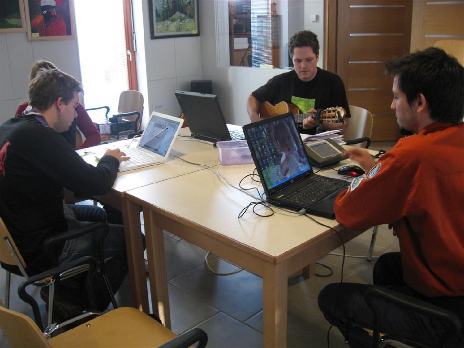 Čeprav smo bili večinoma osredotočeni na računalnike, nismo pozabili na kitaro.