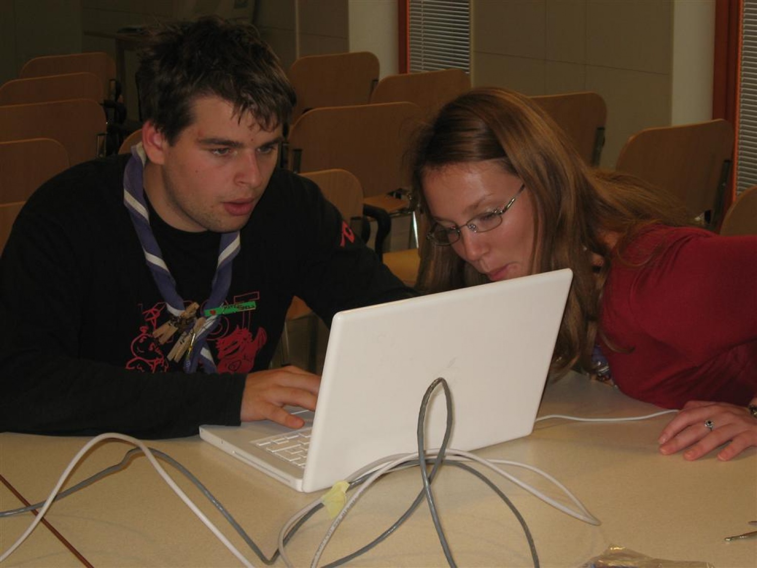 Zatopljena v pregledovanje že zapisanega...