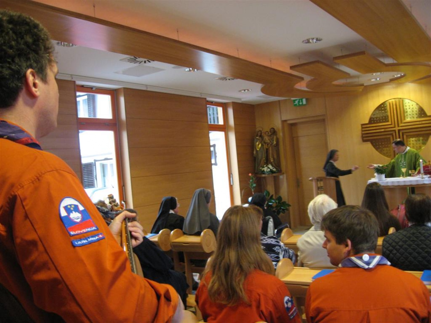 ... v novi kapele v Marijinem domu na Bledu.