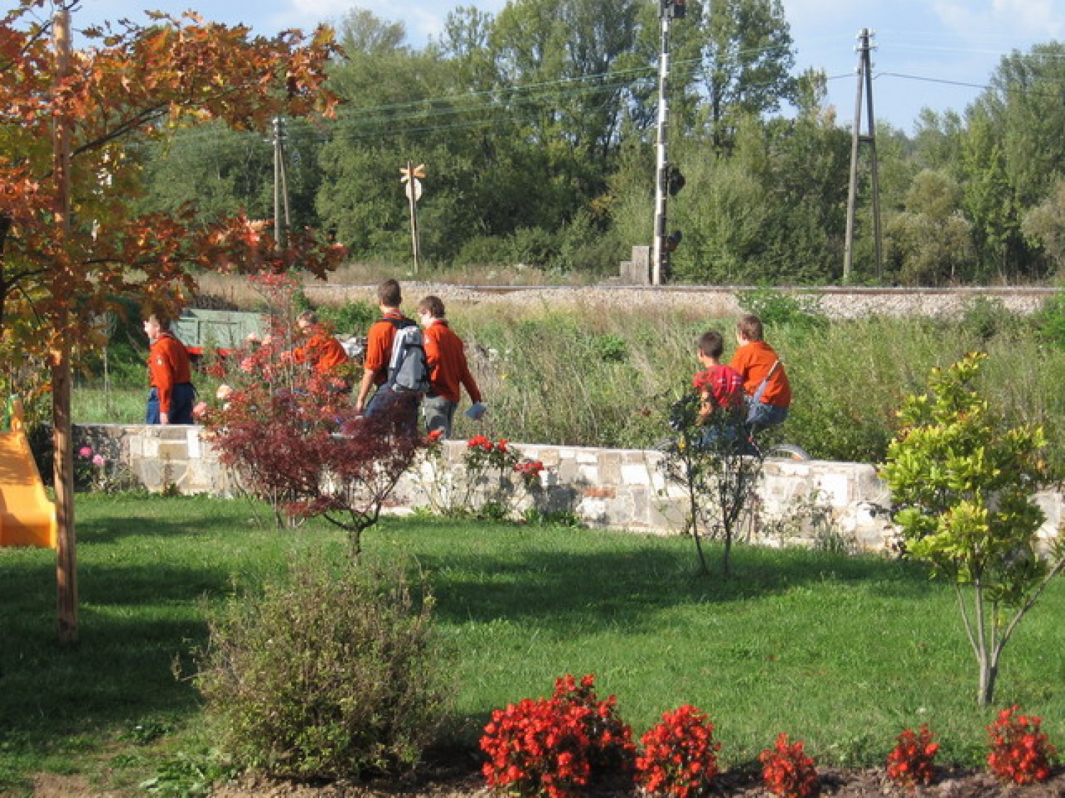 "Ne ljubimo z besedo,
tudi ne z jezikom,
ampak v dejanju in resnici."
(1 Jn 3,18)