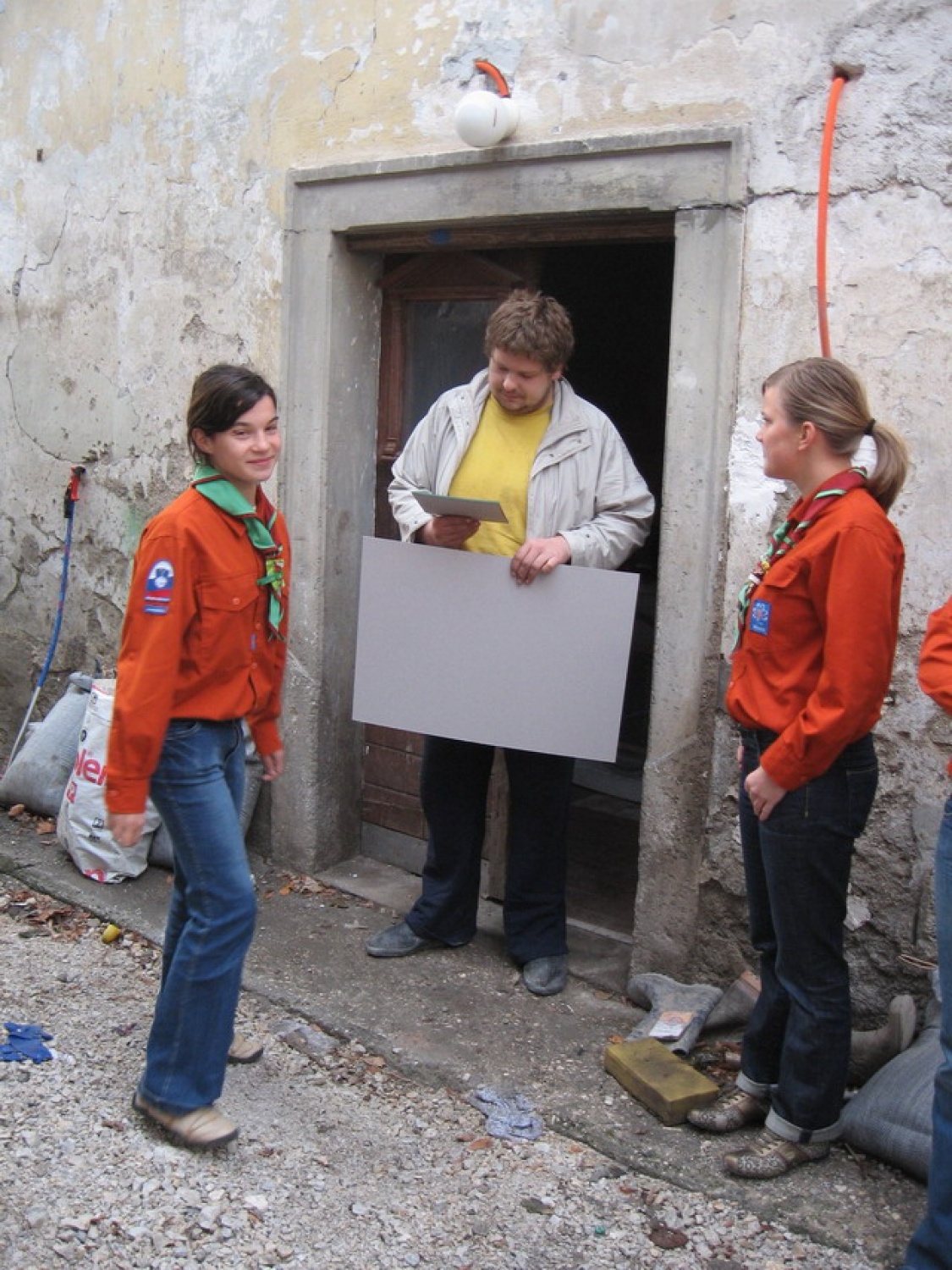 "Ne ljubimo z besedo,
tudi ne z jezikom,
ampak v dejanju in resnici."
(1 Jn 3,18)