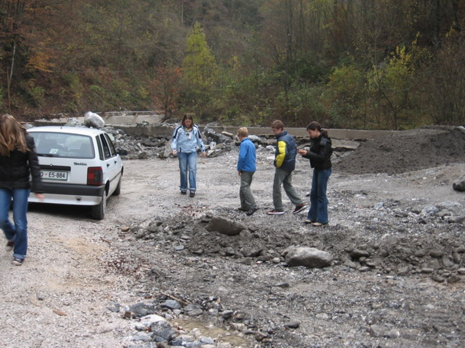 "Ne ljubimo z besedo,
tudi ne z jezikom,
ampak v dejanju in resnici."
(1 Jn 3,18)