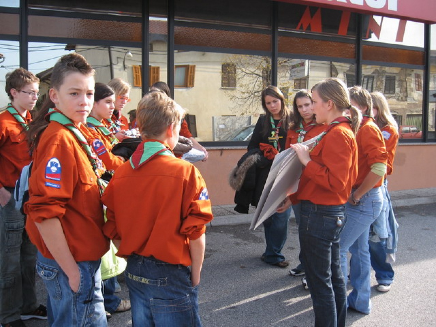 "Ne ljubimo z besedo,
tudi ne z jezikom,
ampak v dejanju in resnici."
(1 Jn 3,18)