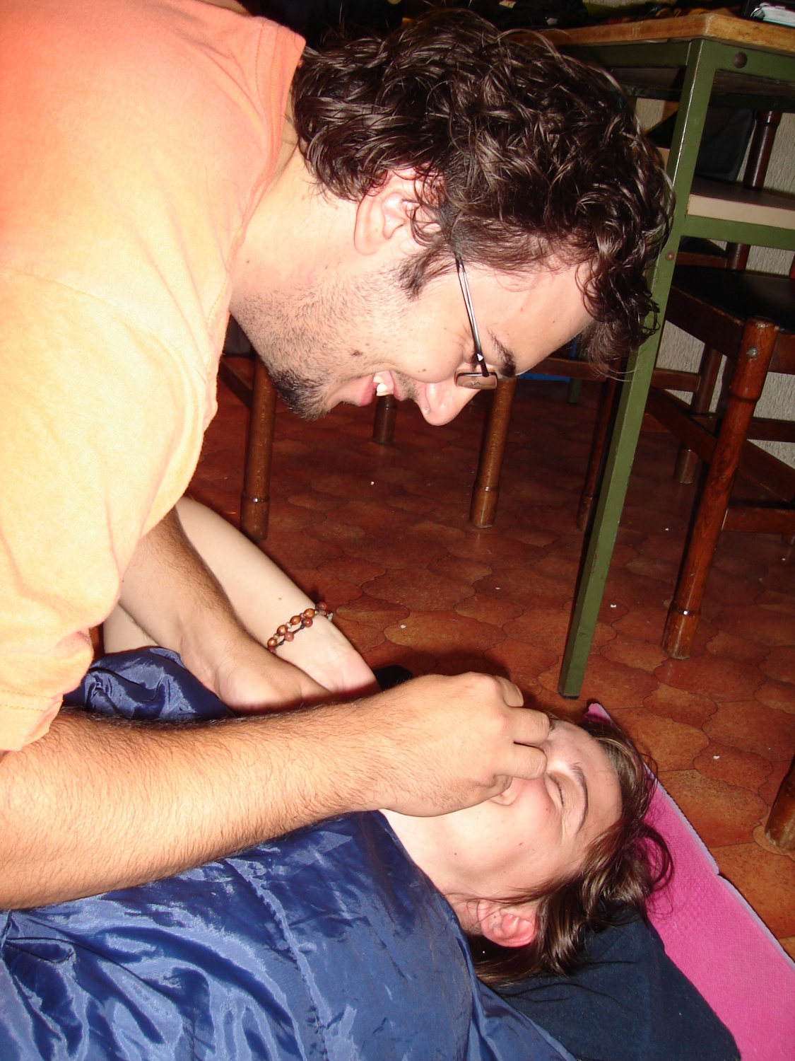 če hočeš komu nagajat, je tu nasvet...napolniš mu usta s kokicami