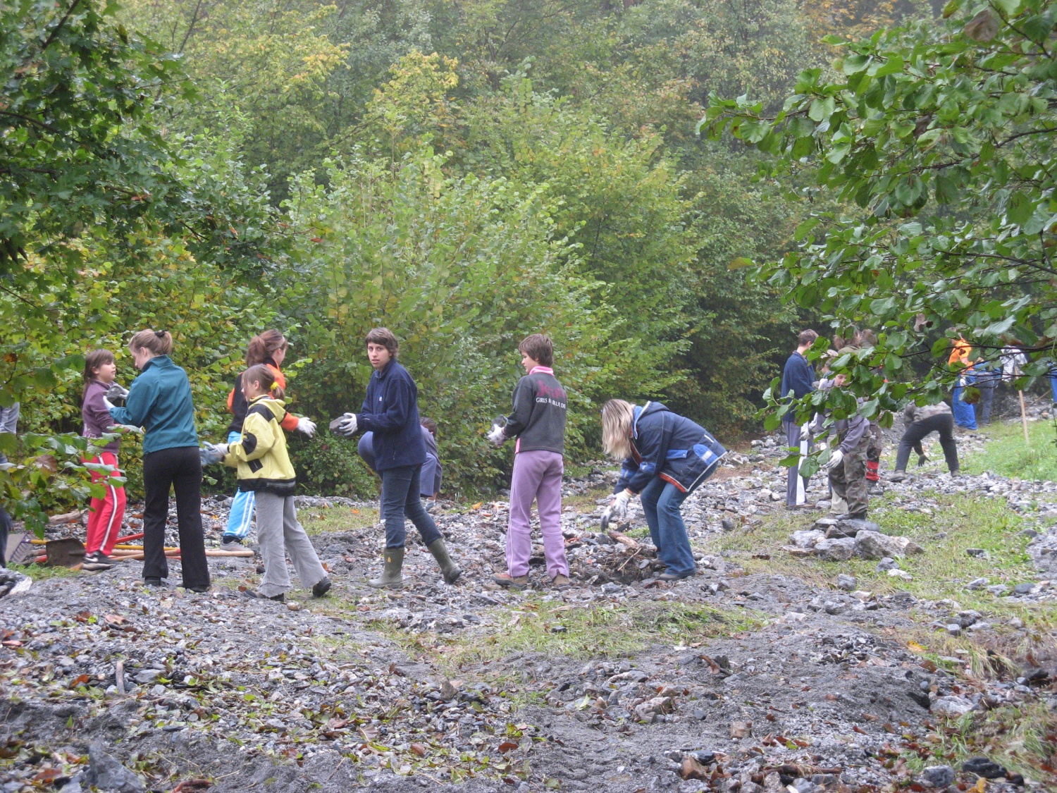 najprej veliko kamenje