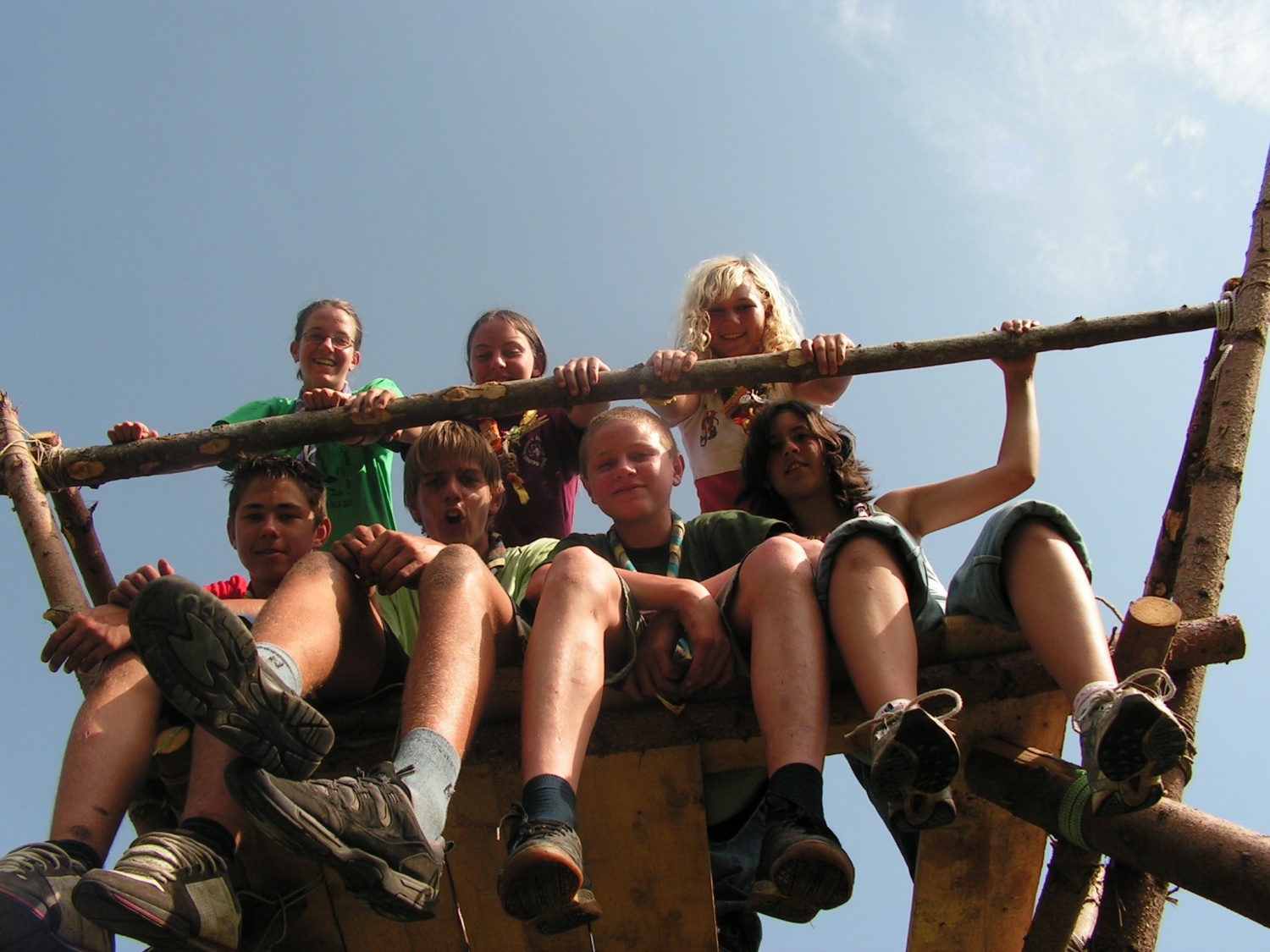 Kakšna skupina se je med delavnicami spravila tudi na vrh vhodne zgradbe