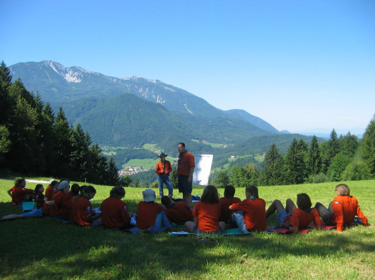 Vsi zavzeto poslušajo predavanje