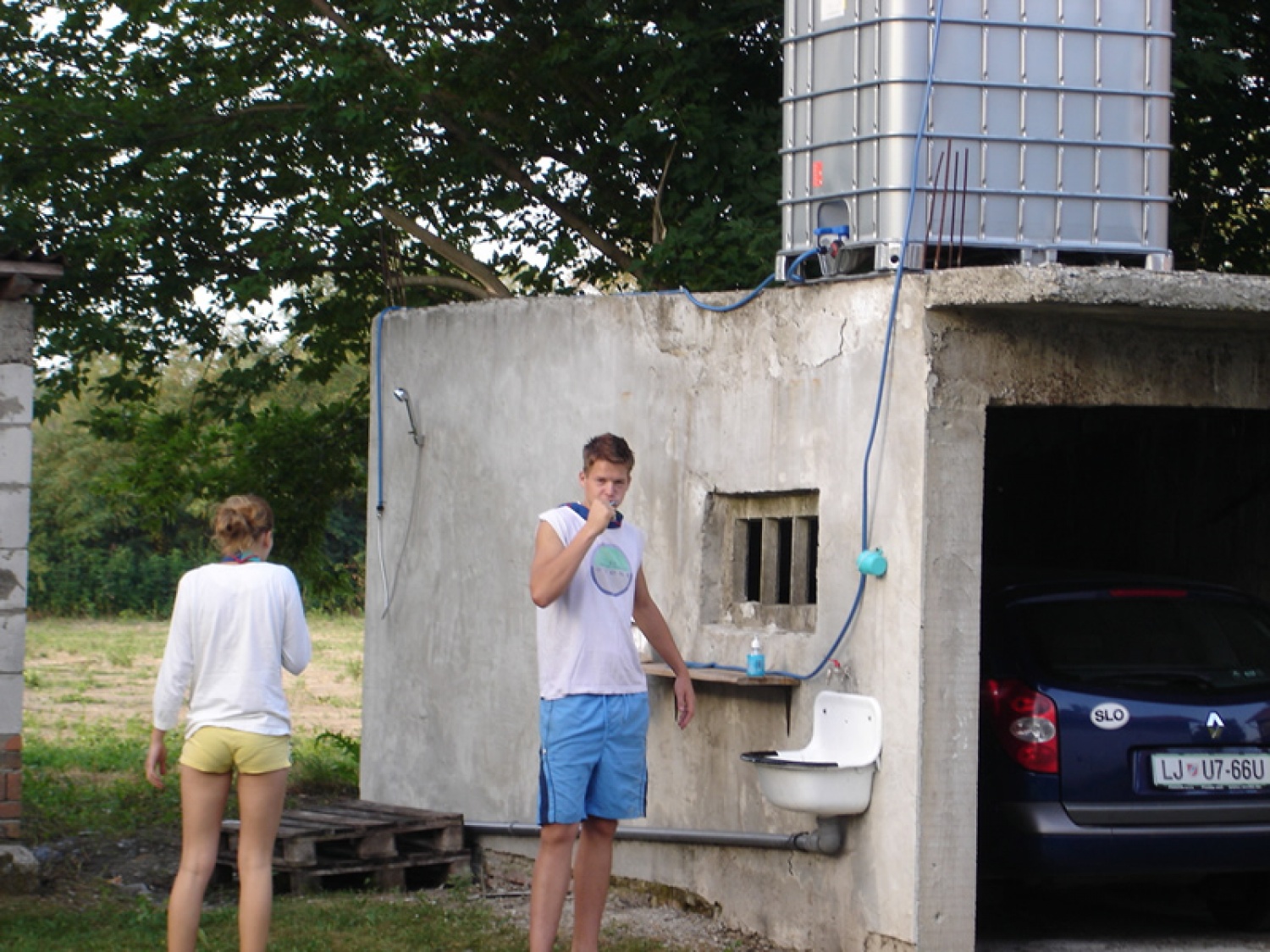 To je samo kulisa, v resnici si zob nismo umivali.