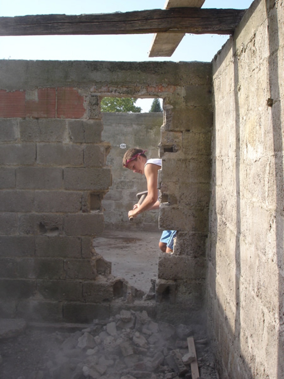 Problem nastane, če ne vidiš zidu. Nič hudega, bodo pa vrata tukaj.