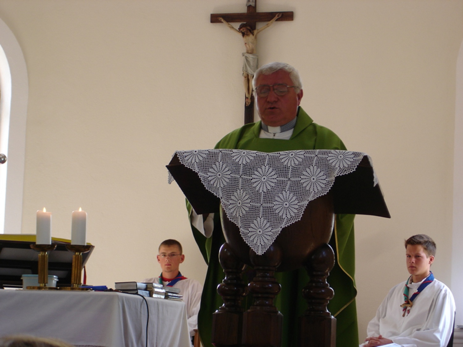 Župnik Ante, v ozadju naša ministranta.