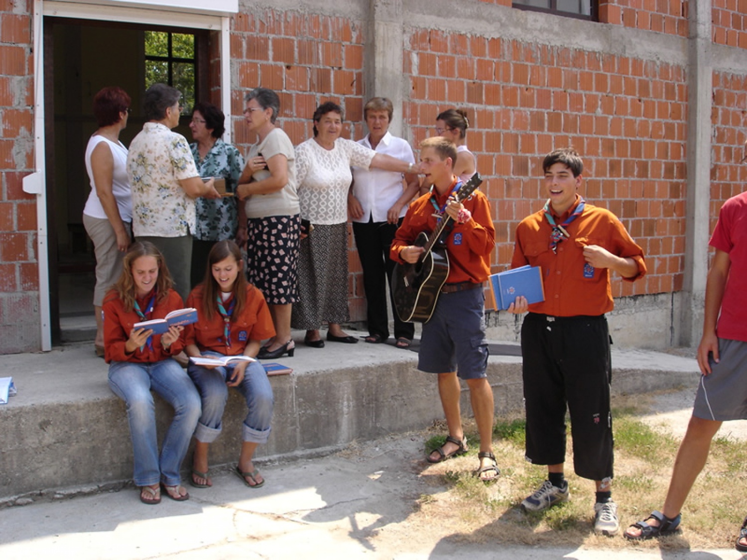 Ene par skavtskih za bakice, ki so nam nosile lubenice in ostale dobrote.