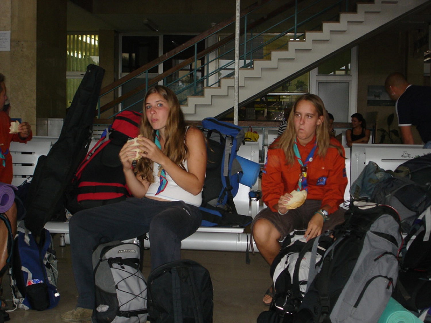 Čakajoč vlak domov.