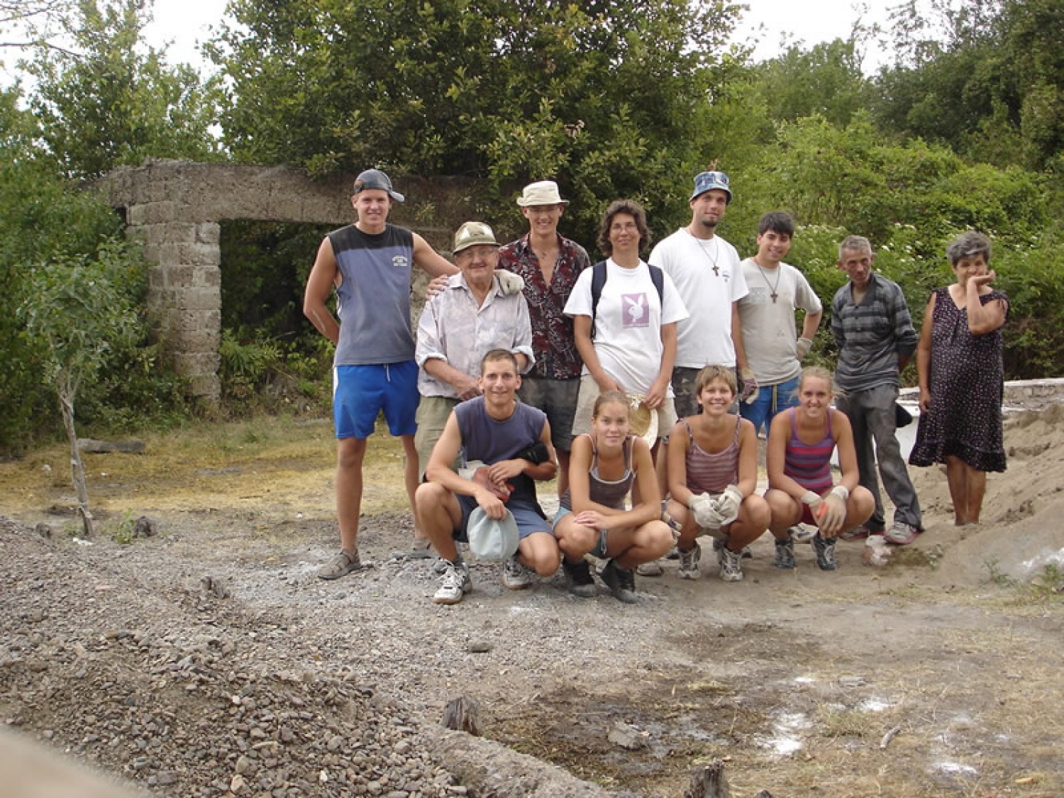 Na sliki tudi Mladen in Ana, lastnika (skoraj) obnovljene hiše.