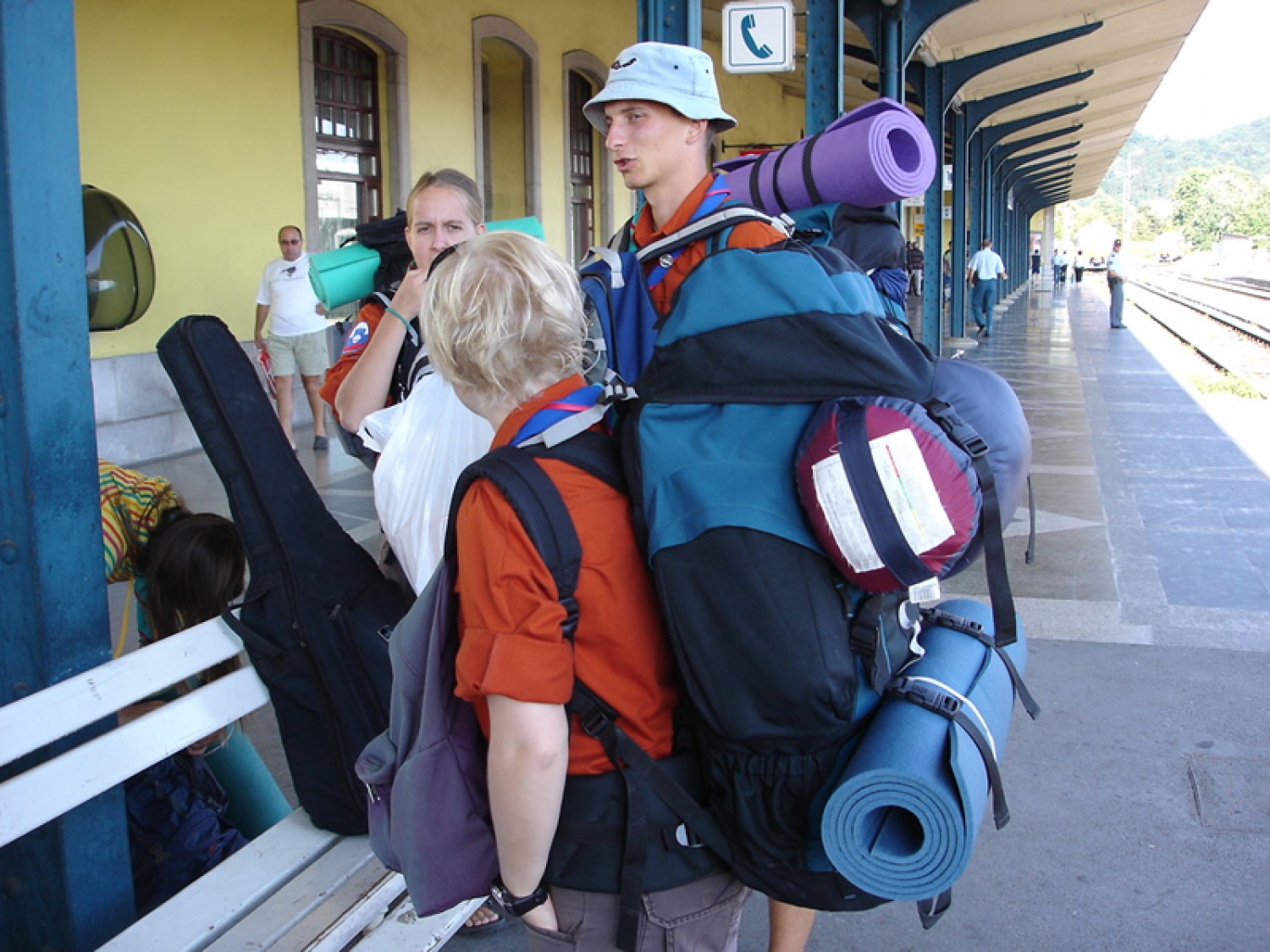 V polni skavtski pripravljenosti pred odhodom.