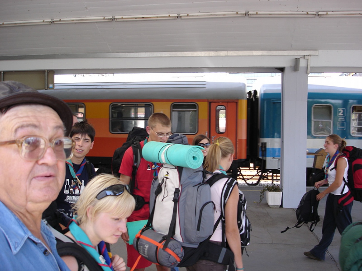 Prihod v Slavonski Brod. Franjo je prvi z leve. Car!