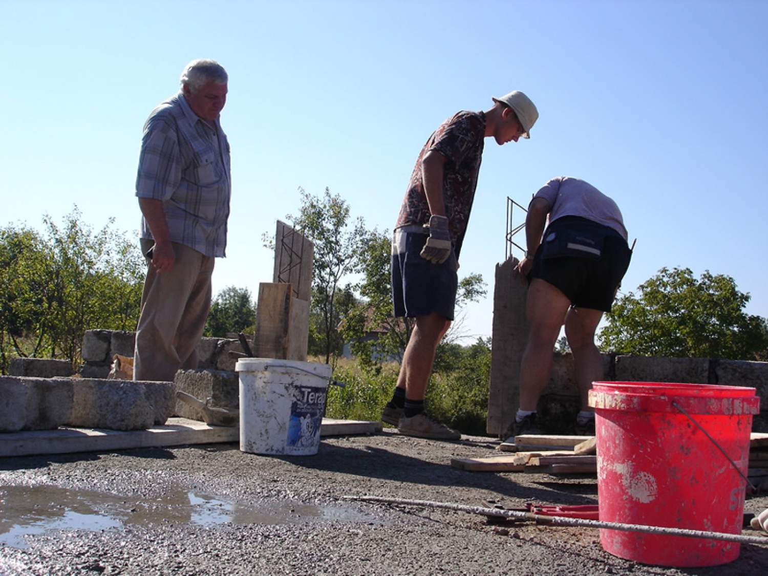 Kot vedno nekdo gleda, ko drugi delajo:)