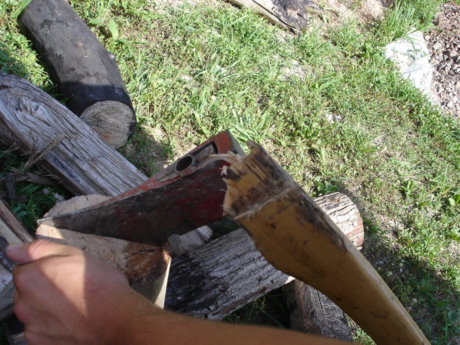 Orodje se je bolj lomilo kot drva.