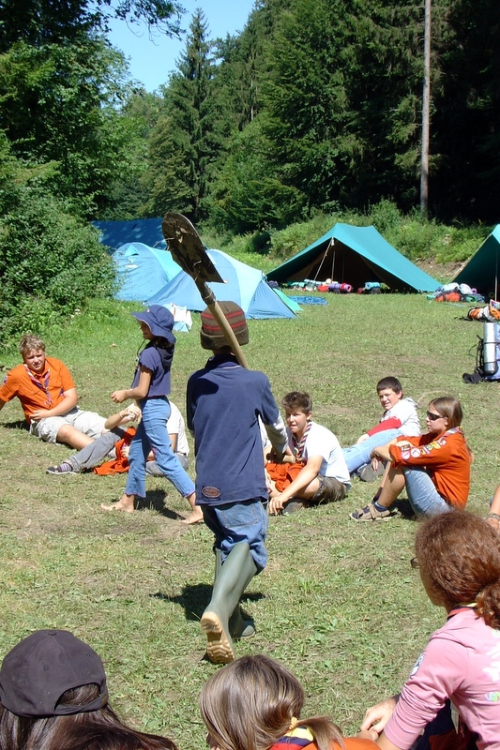 Več kot 60 članov Triglavskega stega se nas je prejšnjo nedeljo, po koncu Kvajdeja zbralo na Suhi pri Predosljah, kjer smo na skupnem taboru štiri dni praznovali 15 let delovanja našega stega.