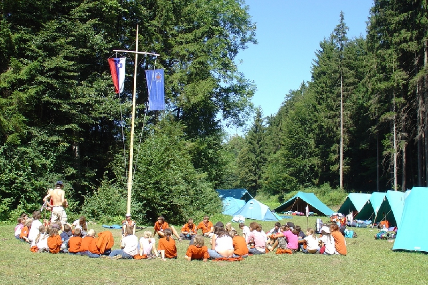 Več kot 60 članov Triglavskega stega se nas je prejšnjo nedeljo, po koncu Kvajdeja zbralo na Suhi pri Predosljah, kjer smo na skupnem taboru štiri dni praznovali 15 let delovanja našega stega.