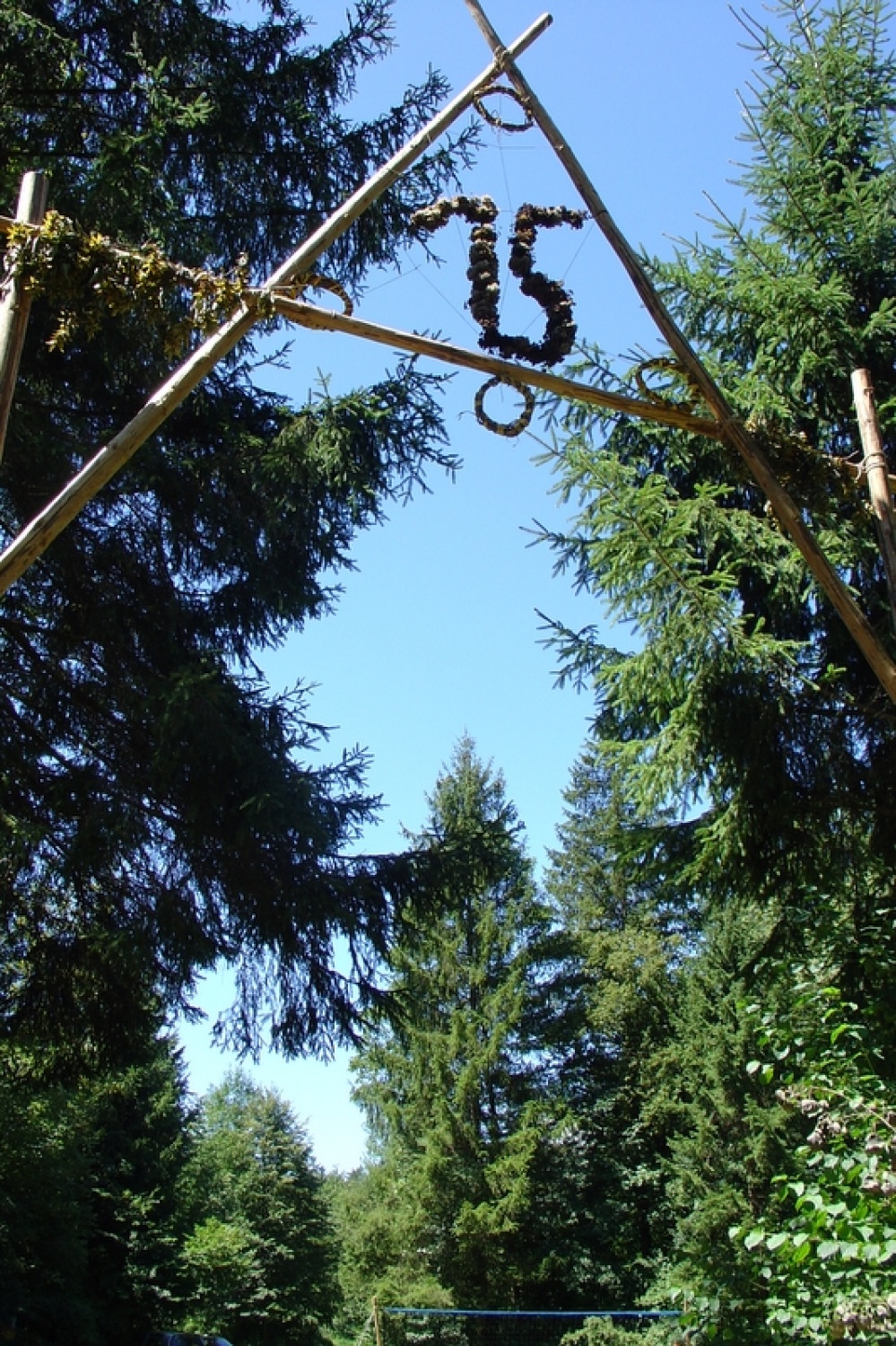 Več kot 60 članov Triglavskega stega se nas je prejšnjo nedeljo, po koncu Kvajdeja zbralo na Suhi pri Predosljah, kjer smo na skupnem taboru štiri dni praznovali 15 let delovanja našega stega.