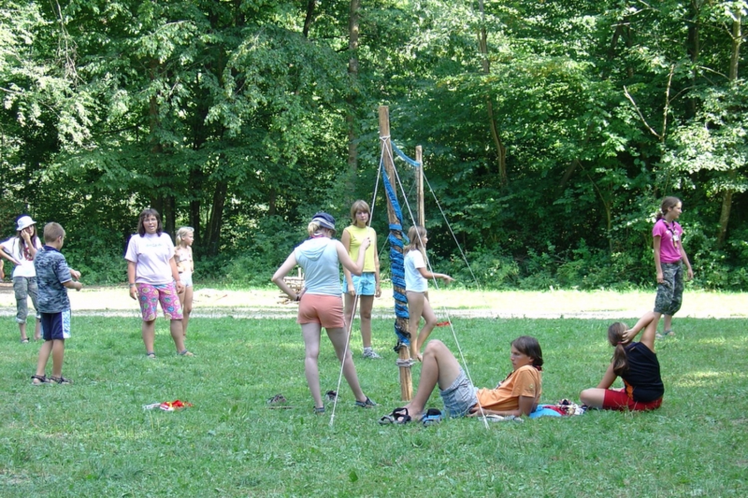 Več kot 60 članov Triglavskega stega se nas je prejšnjo nedeljo, po koncu Kvajdeja zbralo na Suhi pri Predosljah, kjer smo na skupnem taboru štiri dni praznovali 15 let delovanja našega stega.