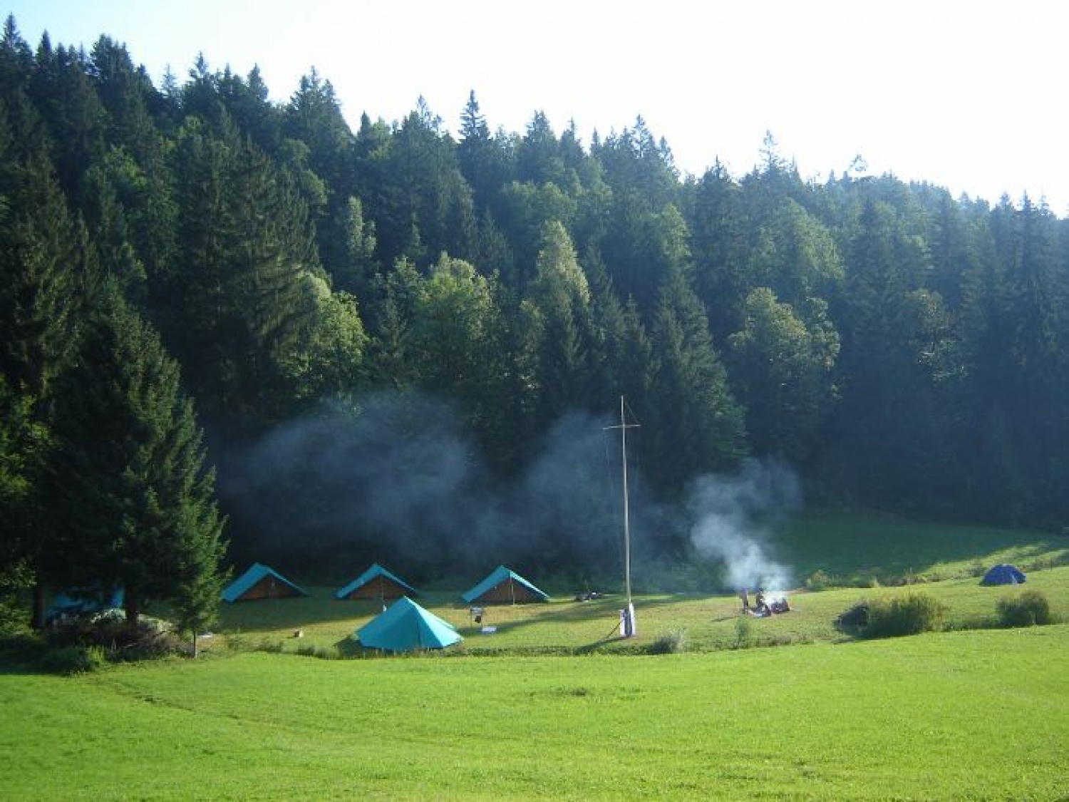 tabor v jutranjem soncu