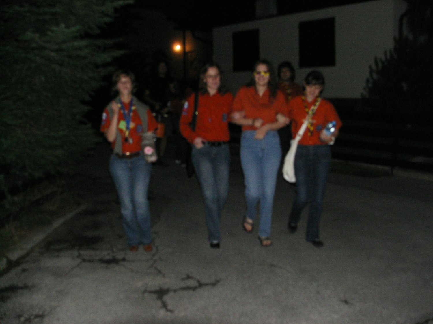 Marija peče jajce in dela streho nad glavo za razvajene otroke. Vse to samo zato, da dokaže, kako dobro je pripravljena na zakonski stan :)