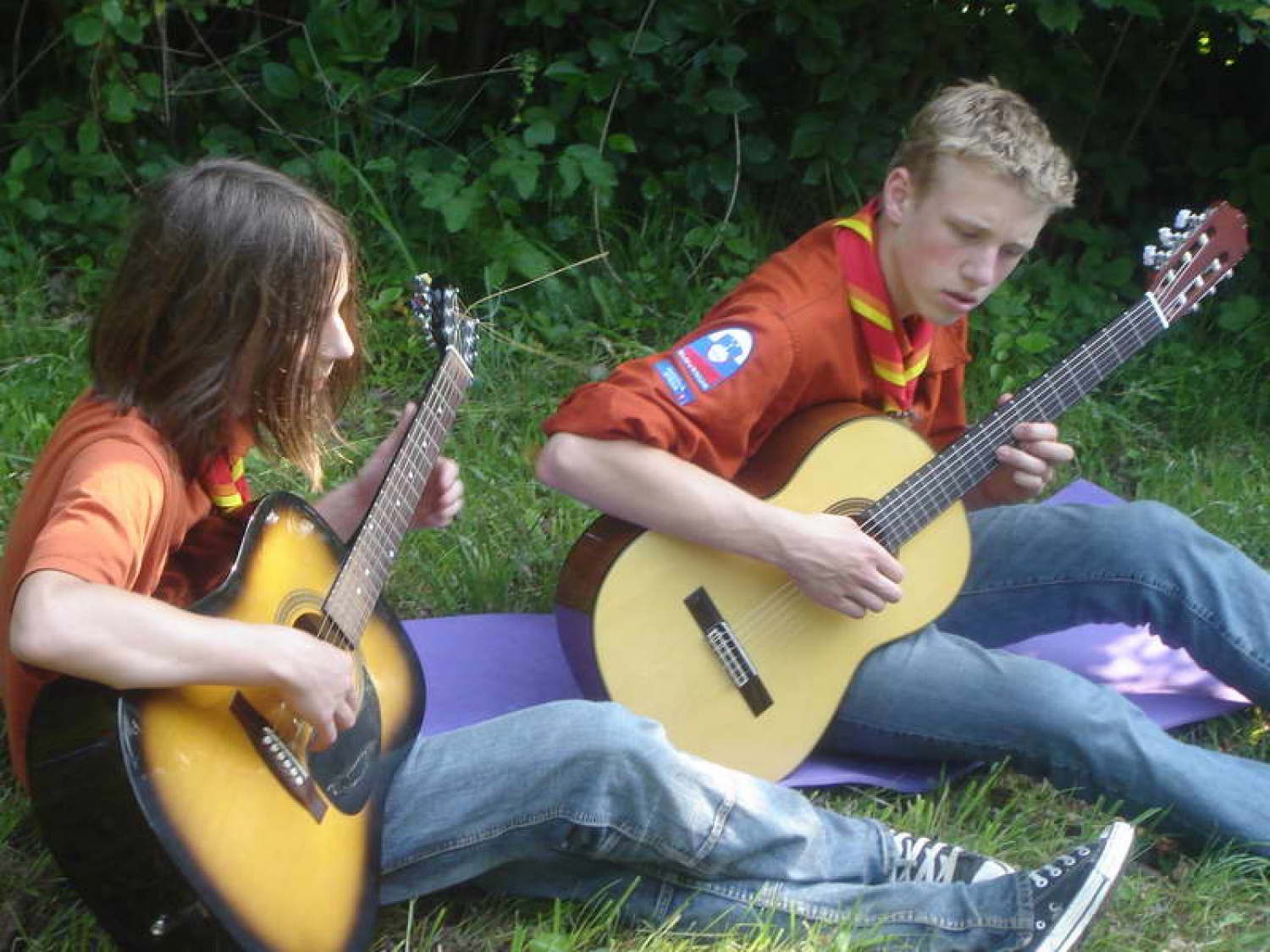 skavt si v težavah žvižga in poje