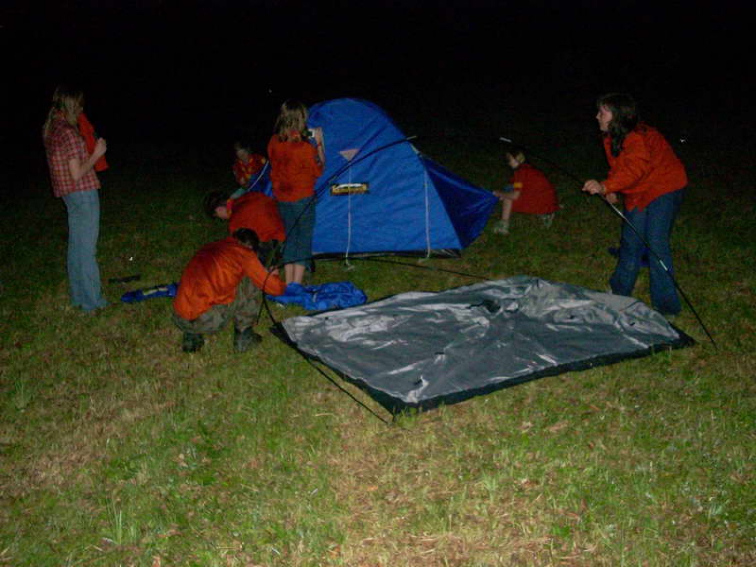 nočno postavljanje šotorov