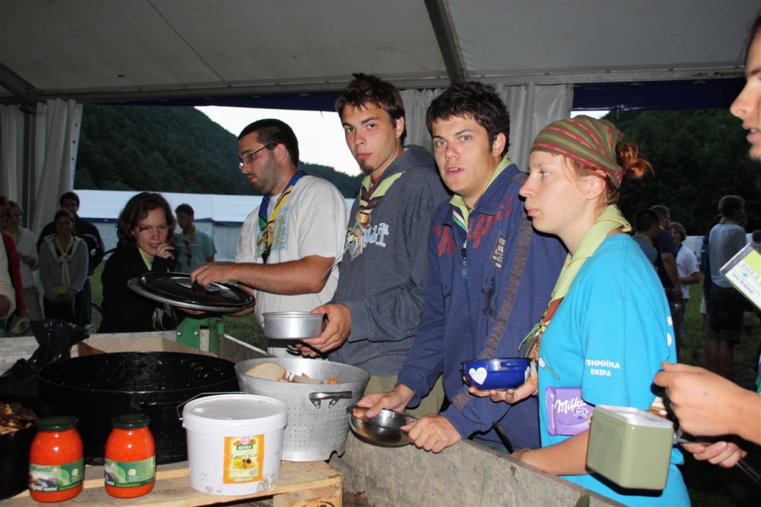 Kuhar Žiga (s pokrovko v roki) ima pod nadzorom hrano na taboru.
