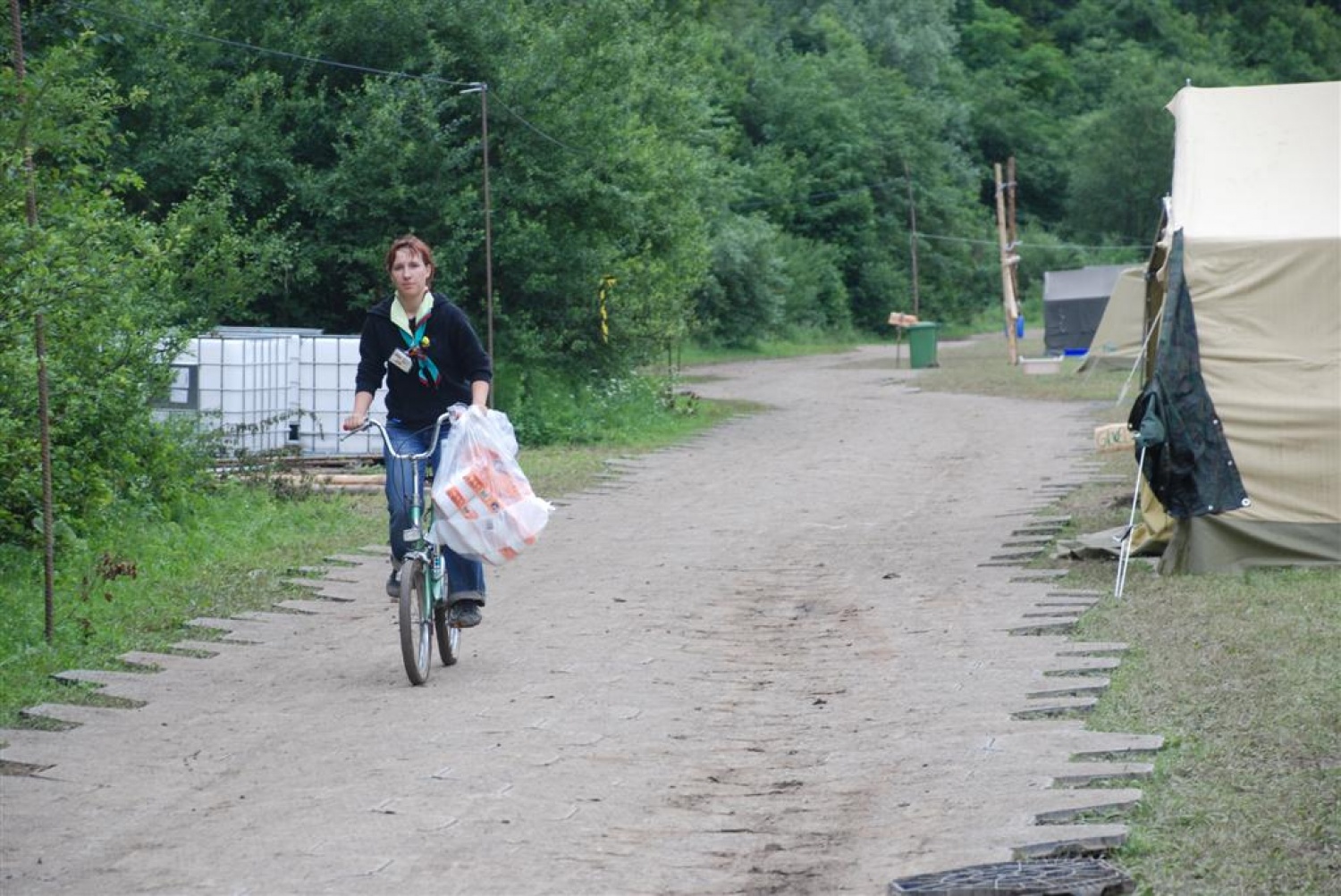 Razvažanje WC papirjak po taborih po WCju.