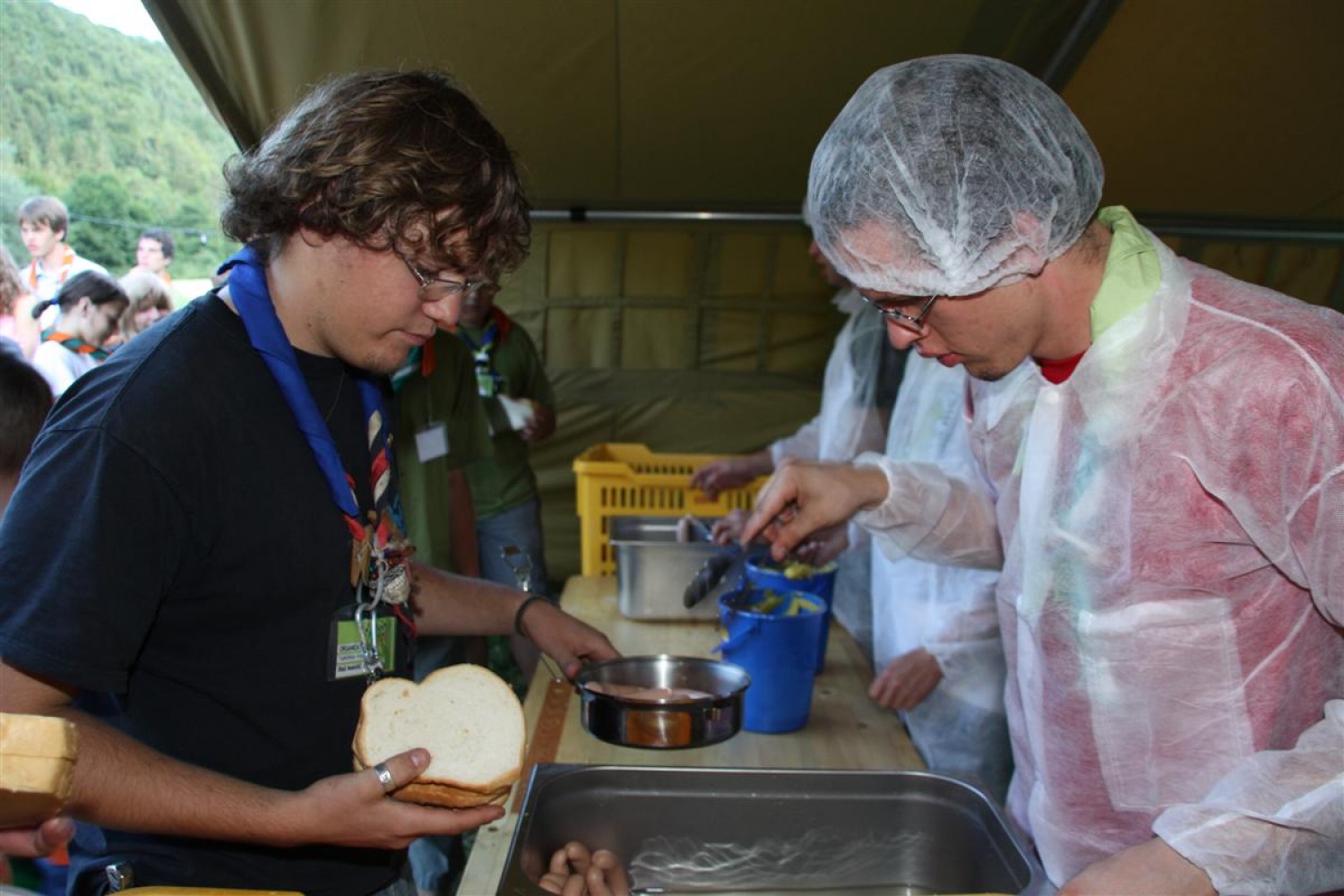 Deljenje hrane v razdelilnicah.