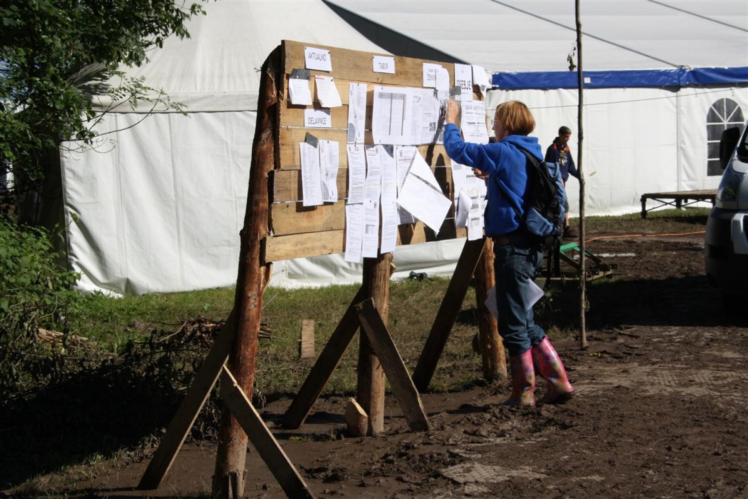 Delo na info točki in skrb za oglasno desko priporeta k gladkemu poteku tabora.