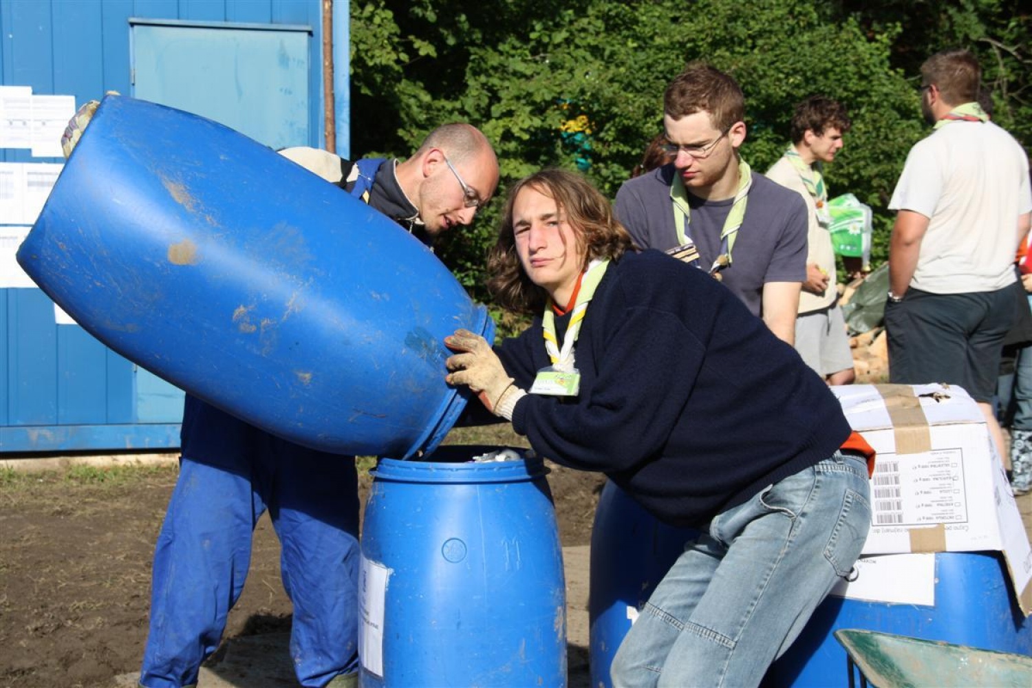 Polne smetnjake praznijo, jih odpeljejo ter pregledajo vse smeti in jih pravilno ločijo, vkolikor tega ne naredijo že skavti sami.
