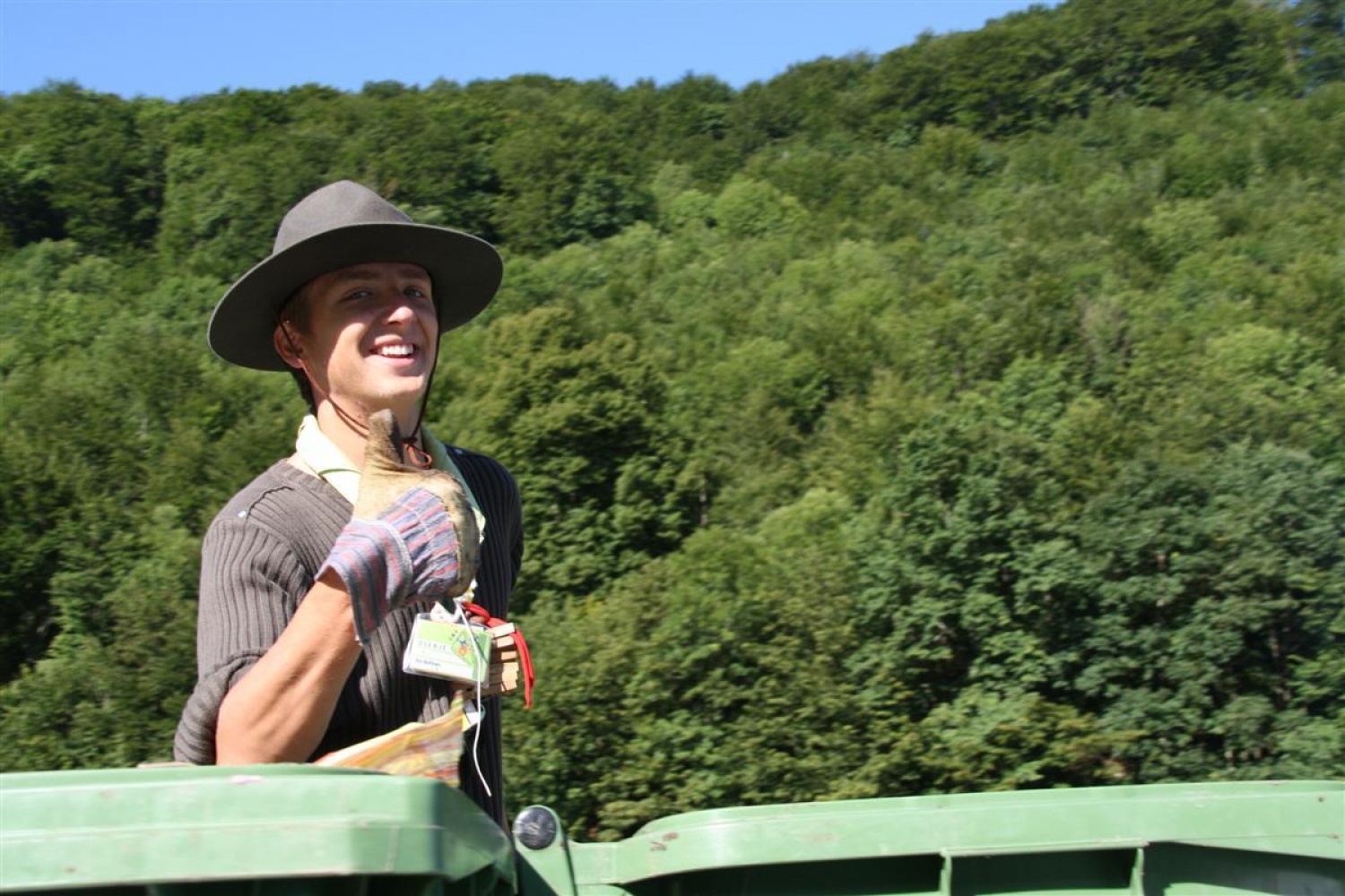 "Smetarji". Umazano, a še kako pomembno delo. Ločevanje odpadkov poteka ves čas.