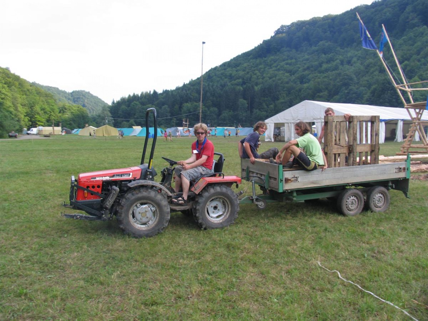 Brez traktorja ne bi zmogli, tabor je prevelik.