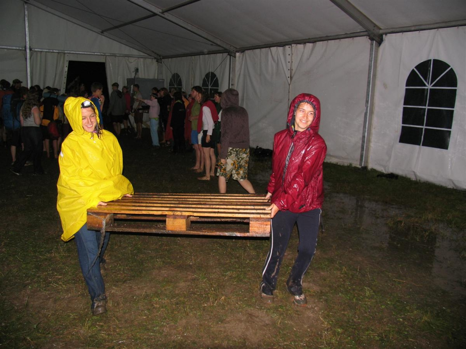 Prenašanje palet, škatel z opremo ali hrano, orodja- najpogostejše delo osebja.