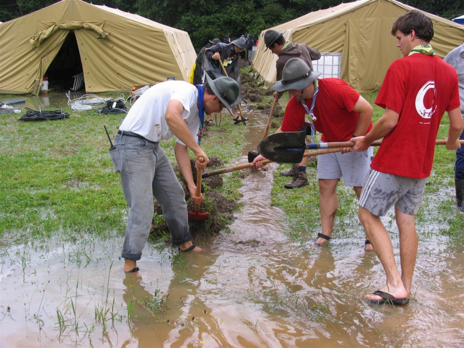 V nalivih je osebje pustilo svoje osnovne zadolžitve in poprijelo za krampe in lopate.