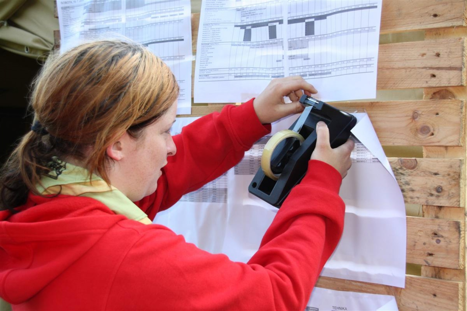 Opremljanje oglasne deske.