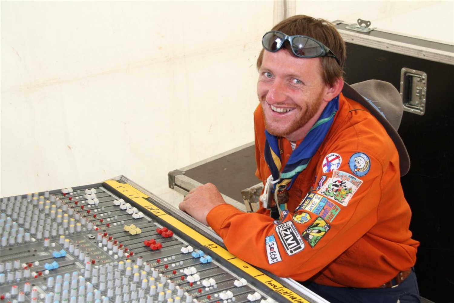 Pavle, zadolžen za ozvočenje, elektriko, razsvetljavo itd. opravlja svoje delo.